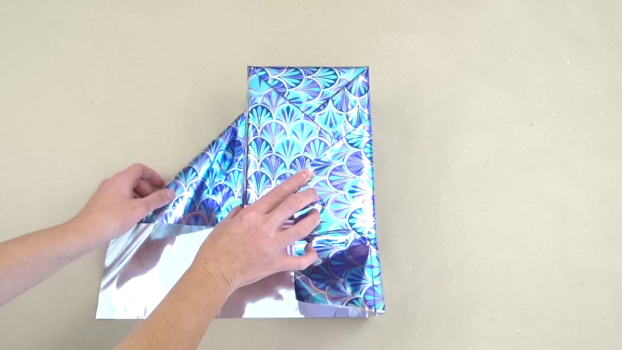 persona envuelta en papel de regalo