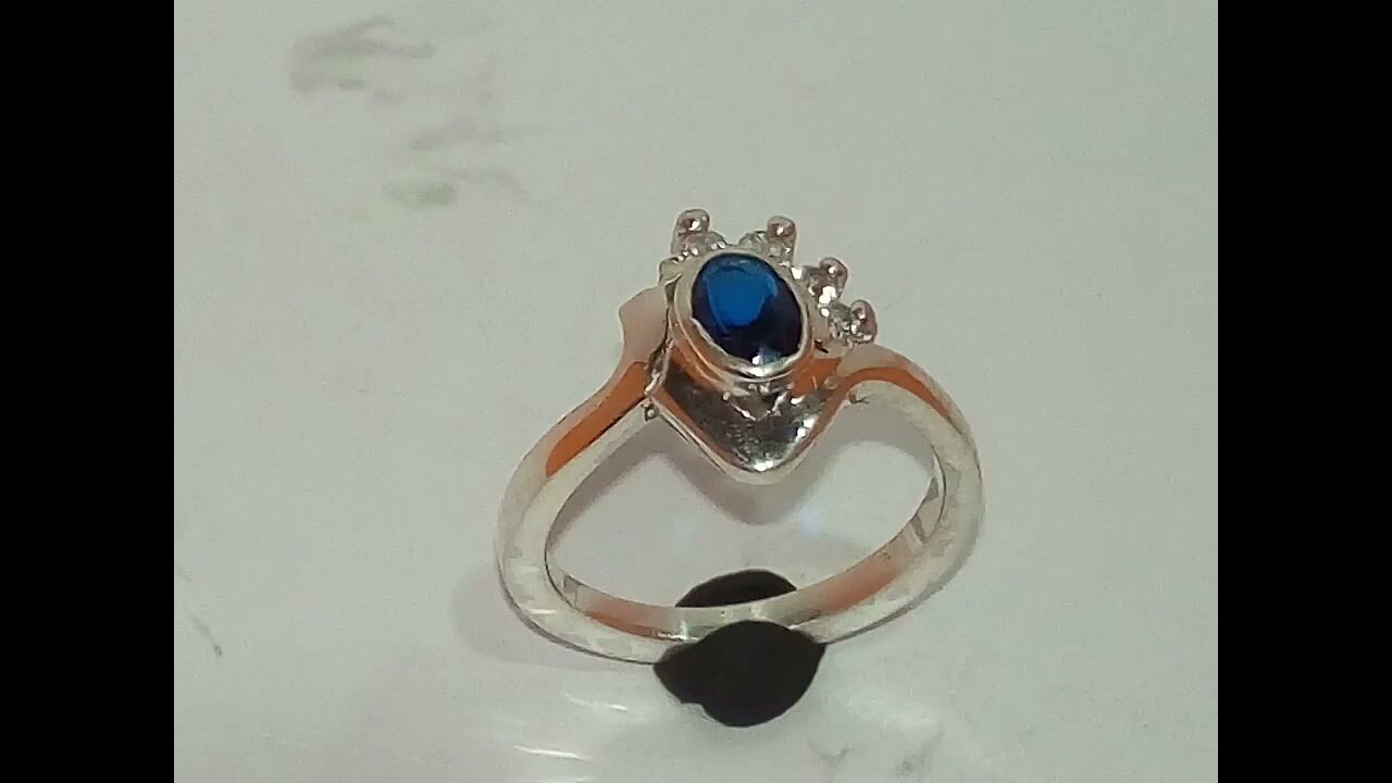 anillo con piedra azul cielo significado
