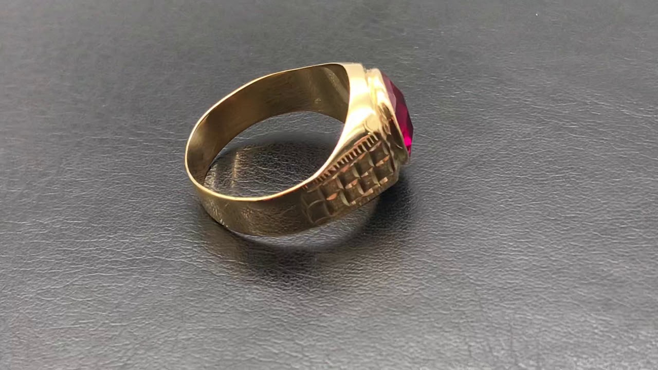 anillo de oro con piedra verde