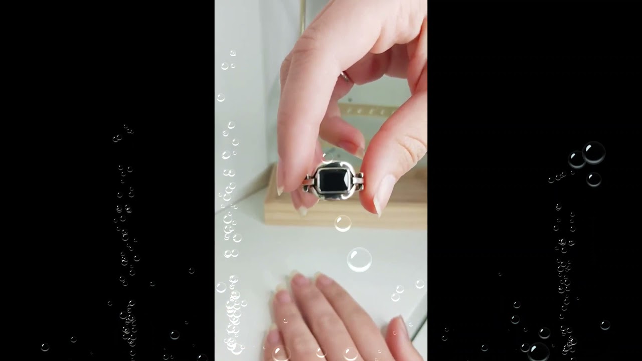 anillo de plata con piedra negra