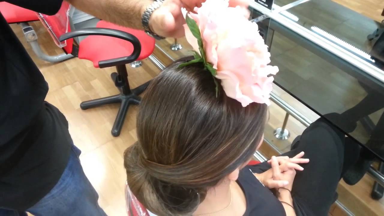 como colocar una flor de flamenca en el pelo